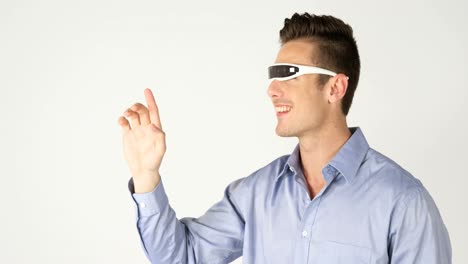 Mann-Mit-Visual-Reality-Headset-Auf-Weißem-Hintergrund