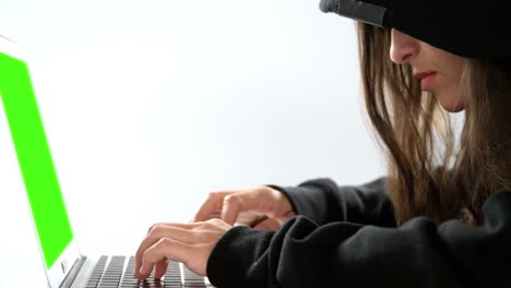 Weiblicher-Hacker,-Der-Laptop-Benutzt
