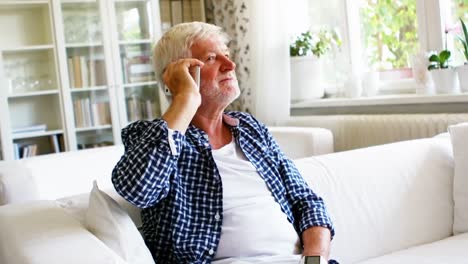 Älterer-Mann,-Der-Mit-Dem-Mobiltelefon-Spricht