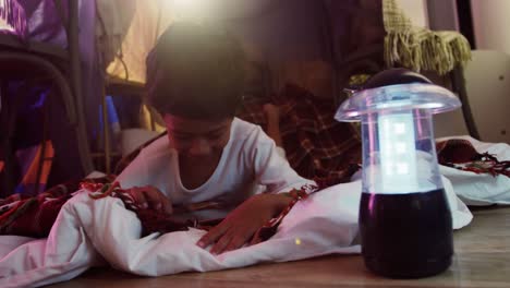 Niño-Usando-Tableta-Digital-Mientras-Se-Relaja-En-La-Cama