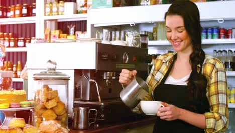Lächelnde-Kellnerin,-Die-An-Der-Theke-Eine-Tasse-Kaffee-Zubereitet