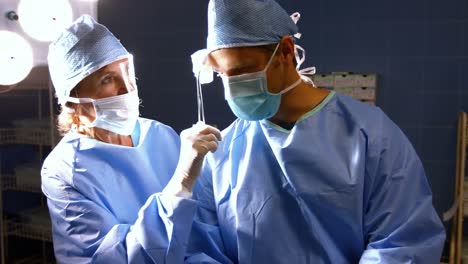 Chirurgen-Führen-Operationen-Im-Operationssaal-Durch