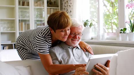 Seniorenpaar-Nutzt-Digitales-Tablet