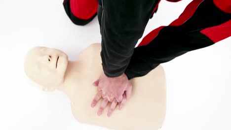 Männlicher-Sanitäter-Während-Des-Trainings-Zur-Herz-Lungen-Wiederbelebung
