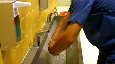 Male-surgeon-washing-his-hands