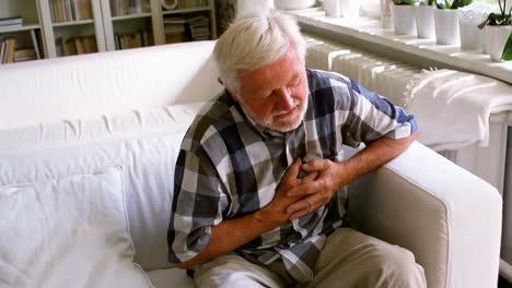Älterer-Mann-Leidet-Unter-Brustschmerzen