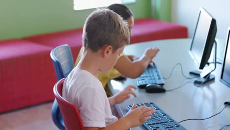 Niños-De-Escuela-Usando-Computadora-En-El-Aula