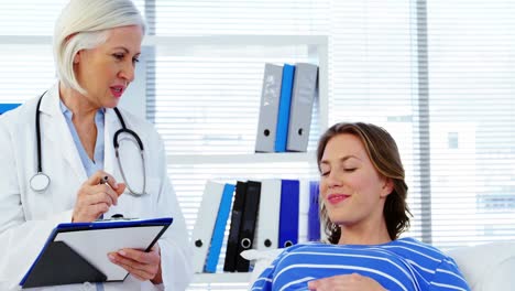 Mujer-Embarazada-Consultando-A-Una-Doctora