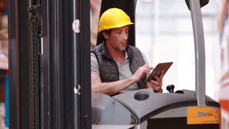 Trabajador-De-Almacén-Masculino-Usando-Tableta-Digital