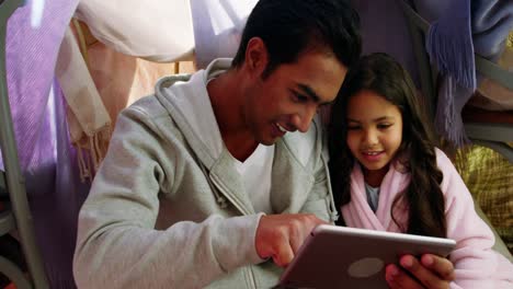 Vater-Und-Tochter-Nutzen-Digitales-Tablet