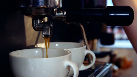 Maschine-Bereitet-Eine-Tasse-Kaffee-Zu