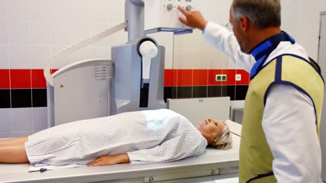 Ein-Männlicher-Arzt-Richtet-Das-Gerät-Ein,-Um-Eine-Patientin-Zu-Röntgen