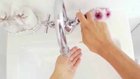 Frau-Wäscht-Hand-Im-Waschbecken