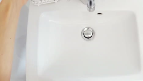 Frau-Wäscht-Hand-Im-Waschbecken