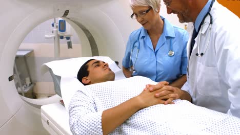 Médico-Interactuando-Con-Un-Paciente-Masculino-Antes-De-La-Resonancia-Magnética