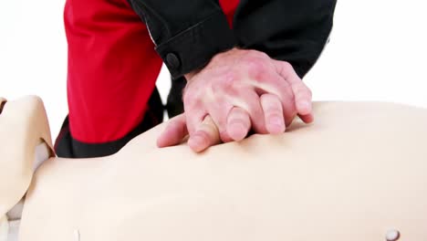 Paramédico-Masculino-Durante-El-Entrenamiento-De-Reanimación-Cardiopulmonar