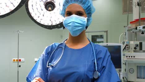 Portrait-of-female-surgeon-in-surgical-mask