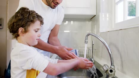 Vater-Und-Sohn-Waschen-Sich-In-Der-Küchenspüle-Die-Hände
