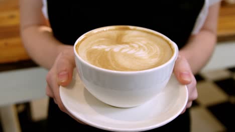Kellnerin-Hält-Tasse-Kaffee