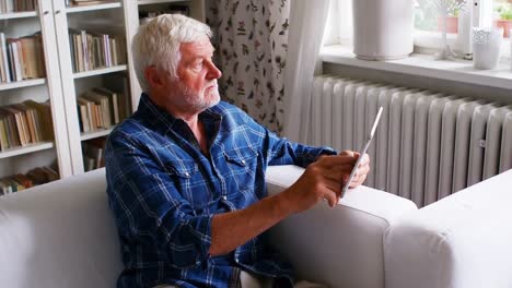 Älterer-Mann,-Der-Ein-Digitales-Tablet-Verwendet
