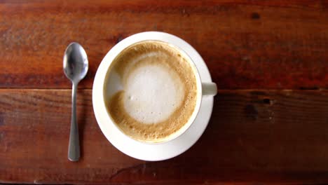 Tasse-Kaffee-Mit-Untertasse-Und-Löffel-Auf-Dem-Tisch