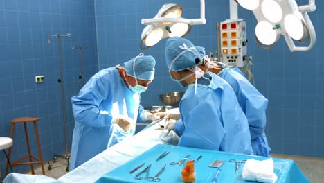 Surgeons-performing-operation-in-operation-room