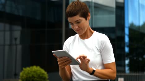 Mujer-De-Negocios-Usando-Tableta-Digital