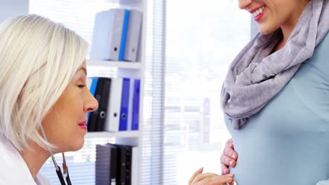 Mujer-Embarazada-Consultando-A-Una-Doctora
