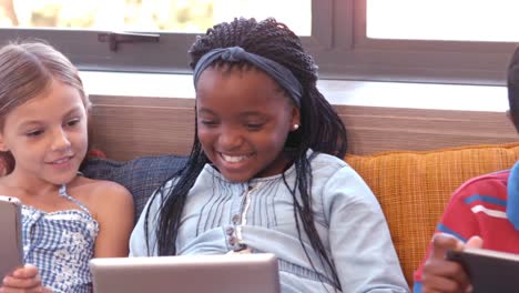 Schulkinder-Nutzen-Digitales-Tablet-In-Der-Bibliothek