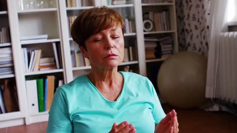 Mujer-Mayor-Meditando-En-Posición-De-Oración.