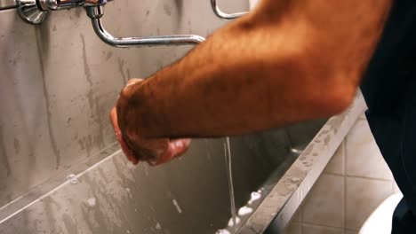 Male-surgeon-washing-his-hands
