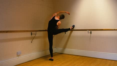 Bailarín-Practicando-Una-Danza-De-Ballet