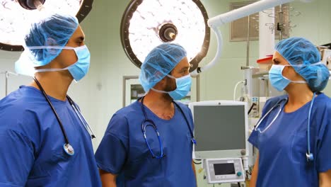 Männliche-Und-Weibliche-Chirurgen-Interagieren-Im-Operationssaal-Miteinander