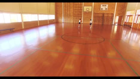 Jungen-Spielen-Basketball-Vor-Gericht
