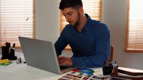 Diseñador-Gráfico-Masculino-Usando-Laptop