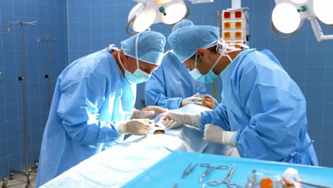 Chirurgen-Führen-Operationen-Im-Operationssaal-Durch