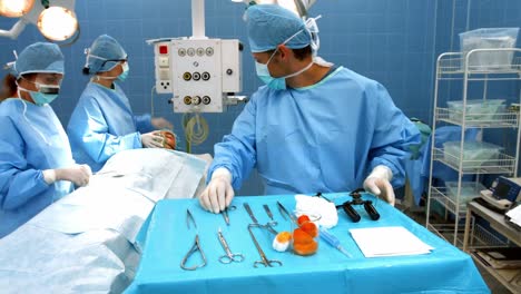 Cirujanos-Realizando-Operaciones-En-El-Quirófano.