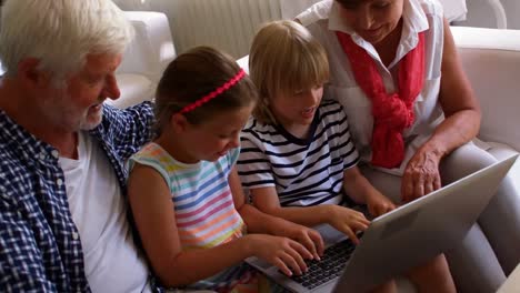 Enkelkinder-Benutzen-Laptop-Mit-Ihren-Großeltern
