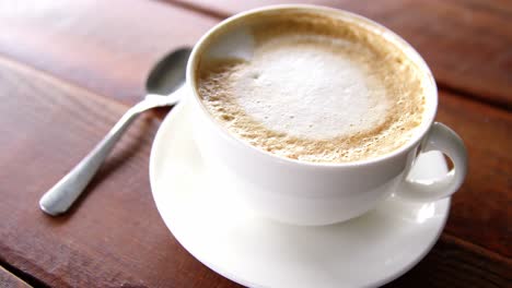 Tasse-Kaffee-Mit-Untertasse-Und-Löffel-Auf-Dem-Tisch