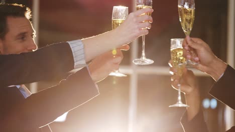 Gruppe-Von-Geschäftsleuten,-Die-Mit-Gläsern-Champagner-Anstoßen
