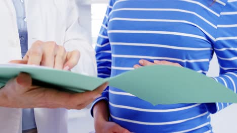 Schwangere-Frau-Konsultiert-Eine-Ärztin