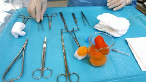 Chirurg-Ordnet-Chirurgische-Instrumente-Auf-Dem-OP-Tablett-Im-Operationssaal-An