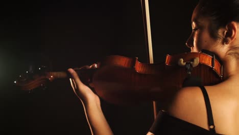 Woman-playing-a-violin