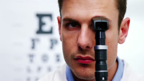 Primer-Plano-Del-Optometrista-Mirando-A-Través-Del-Oftalmoscopio.