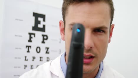 Nahaufnahme-Eines-Optikers,-Der-Durch-Ein-Ophthalmoskop-Schaut