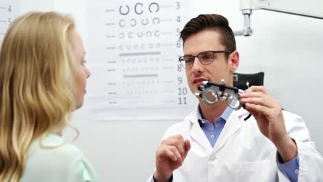 Optometrist-discussing-over-messbrille-with-female-patient