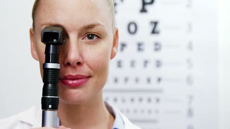Weibliche-Optikerin-Hält-Ophthalmoskop