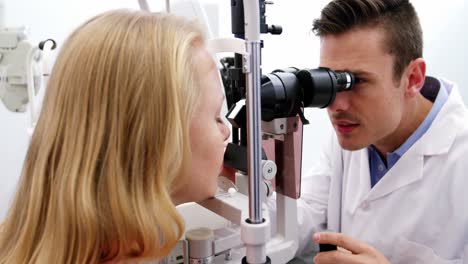 Optometrista-Examinando-A-Una-Paciente-Con-Lámpara-De-Hendidura