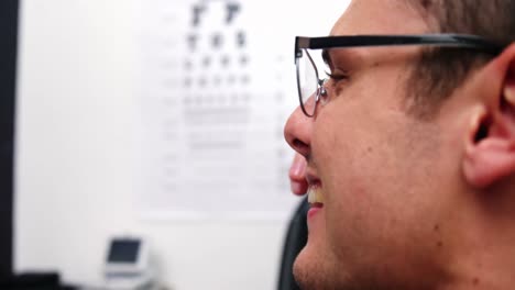Optikerin-Verschreibt-Dem-Patienten-Eine-Brille