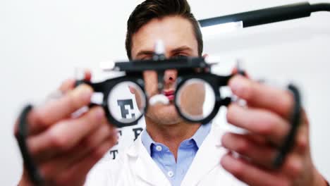 Optometrist-holding-messbrille